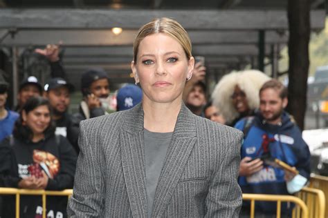 Elizabeth Banks Adds Edgy Touch To Power Suiting For ‘the View