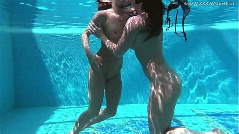 Jessica And Lindsay Naked Swimming In The Pool Porno Video