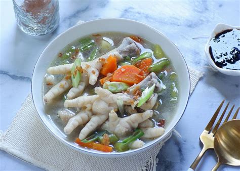 Ceker ayam cocok dipadukan dengan aneka masakan. Antiribet, Ini 5 Resep Kreasi Sop Simple Khas Anak Kos!