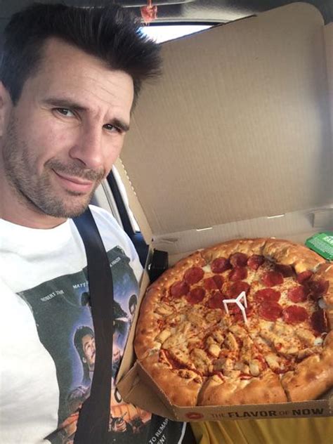 Tw Pornstars Manuel Ferrara Twitter I Ve Got The Pizza Now Just Waiting For You To Come Hom