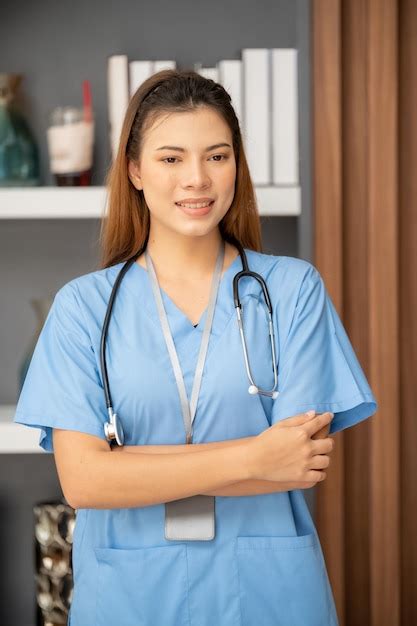 Enfermeira Asiática Em Pé No Hospital Foto Premium