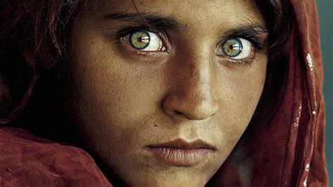 ‘afghan Girl From 1985 National Geographic Cover Takes Refuge In Italy The New York Times