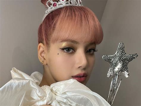 全球最美面孔blackpink Lisa以白雪公主造型慶祝聖誕節！如何打造同款精緻派對妝容？ Tatler Asia