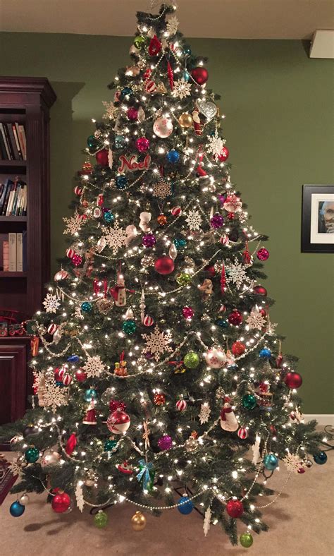 19 Steps To A Perfectly Decorated Christmas Tree