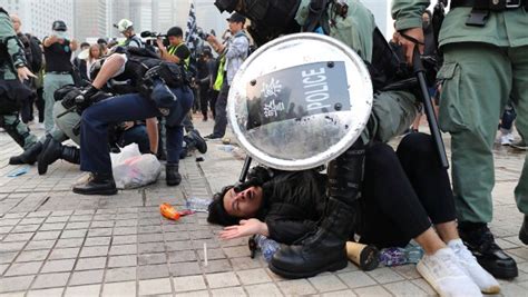 Solidarit T Mit Uiguren Ausschreitungen Bei Demo In Hongkong