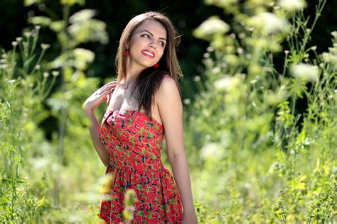 Gambar Orang Gadis Wanita Halaman Rumput Padang Rumput Bunga Model Musim Semi Hijau