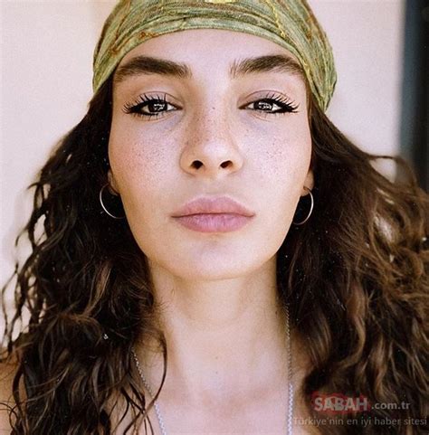 Daha önce adı rol arkadaşı akın akınözü ve. Cedi Osman güzel sevgilisi Ebru Şahin ile Hercai setinde ...
