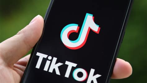Young Service Workers Are Gaining Large Followings On Tiktok Teen Vogue