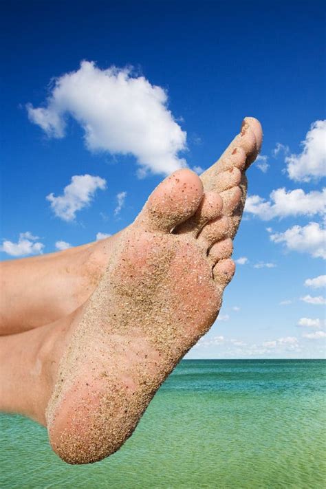 Piedi A Piedi Nudi Delle Ragazze Sulla Spiaggia Sabbiosa Fotografia Stock Immagine Di Corpo