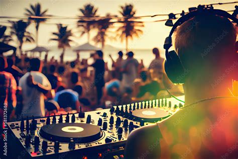 Ilustracja Stock Dj Mixing Outdoor At Beach Party Festival With Crowd