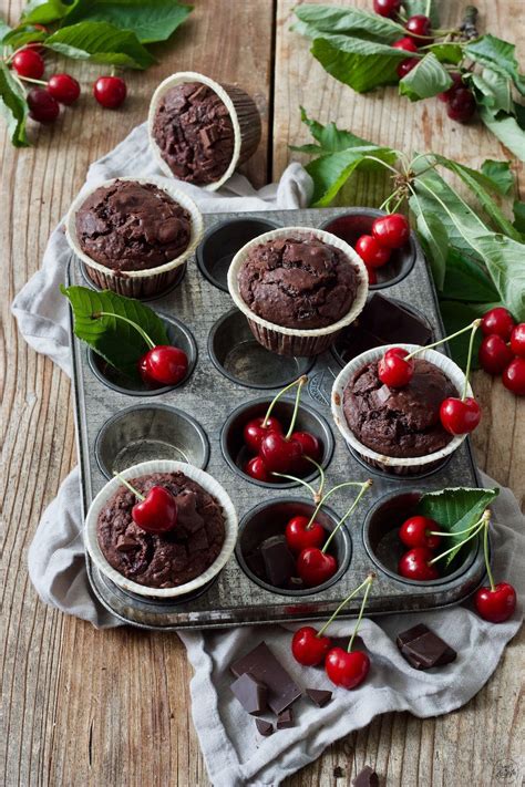 Am nächsten tag schmeckt er sogar noch besser (gut durchgezogen). Saftige Schoko-Kirsch-Muffins - Rezept - Sweets ...