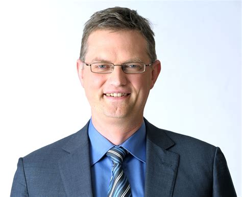 De uitzending van vandaag staat helemaal in het teken van debatten en watchers die de inzet voor de lokale verkiezingen van volgende zondag duiden. De Zevende Dag-presentator wordt stilaan doof - Het Belang ...