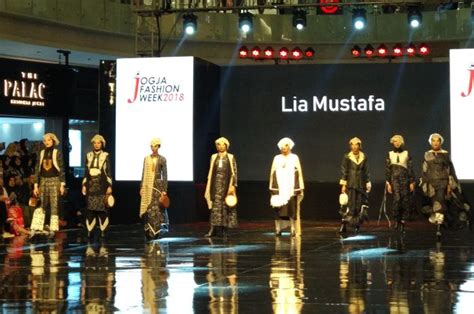 Lia Mustafa Hadirkan Batik Kekinian Bertajuk Absurd Di Jogja Fashion