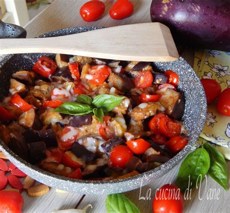 Per prima cosa cuocere il riso in abbondante acqua calda salata. MELANZANE pasticciate in PADELLA con mozzarella,contorno ...