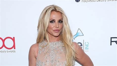 Britney Spears Rolled Around Topless On The Beach Tech Wazoo