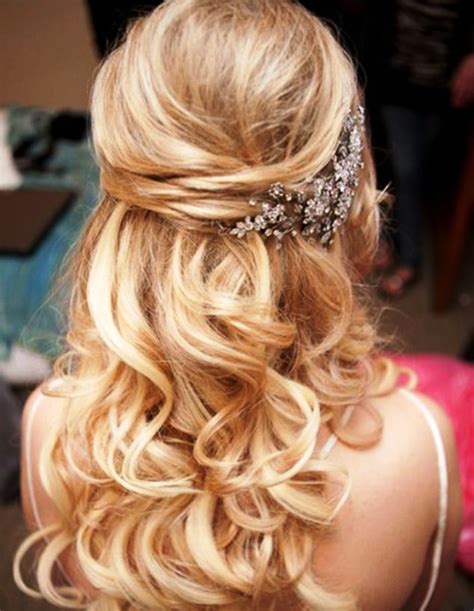Highlights instantly brighten the face, lighten up heavy hair and accentuate curls in a stunning way. 20 Elegant Half Up Half Down Curly Hairstyles Ideas ...