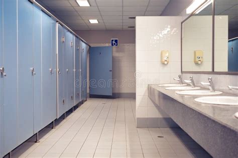 Openbaar Toilet En Badkamersbinnenland Met Wasbassin En Toilet R Stock