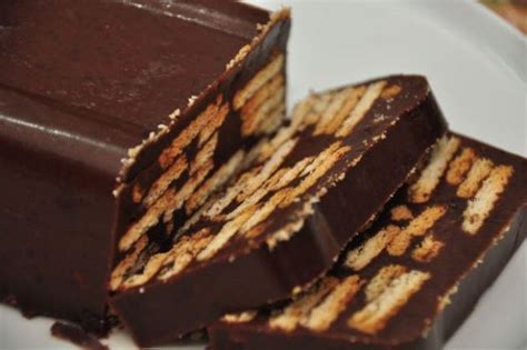 Kek batik legend, dengan topping chocolate ganache yang licin… berkilat permukaannya dan penuh dengan rasa chocolate. Cara-Cara Membuat Kek Batik Milo Yang Mengacam. - Baca Disini
