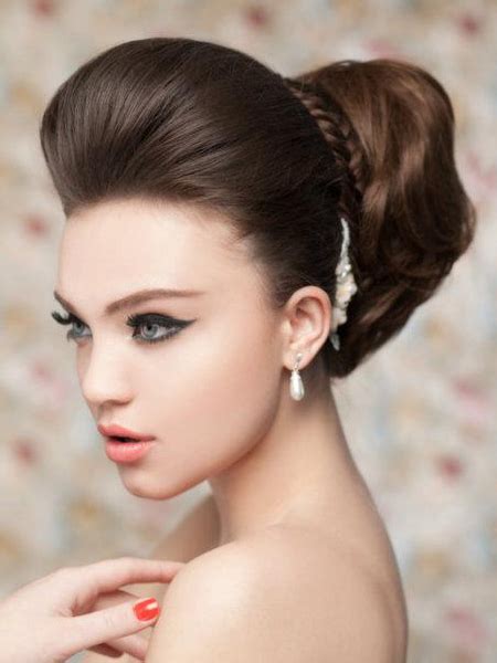 Perfect for the bride with long hair, this wedding hairstyle adds tons of volume to your hair and sure is a sight for the eyes! Pictures : Wedding Hairstyles for Long Hair - Voluminous ...