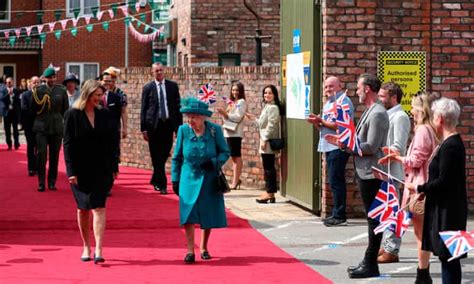 Coronation Street Rolls Out Red Carpet For Queen To Mark 60 Years The