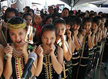 Untuk memperkenalkan dan melestarikan kembali alat musik tradisional indonesia, berikut bukareview paparkan 30 alat musik. Kajian Tempatan: Alat muzik tradisional di Sabah