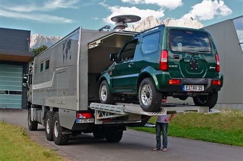 In der garage selbst findet sich eine halterung für das motorrad, um es auch in unwegsamen gelände zu schützen. And it's got a garage!!!! | Expedition vehicle, Expedition ...