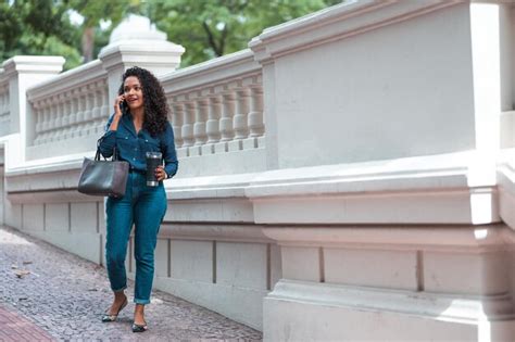 Premium Photo A African American Businesswoman Walks Down A Sidewalk