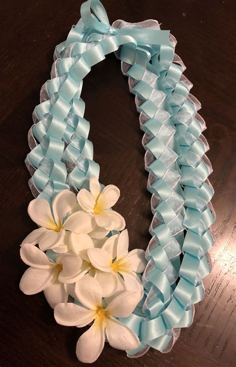 How to make ribbon leis. Double wrapped ribbon lei | Graduation leis, Ribbon lei, Diy graduation gifts
