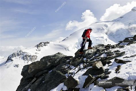 Man Climbing Up Snow Covered Mountain Saas Fee Switzerland — Wearing