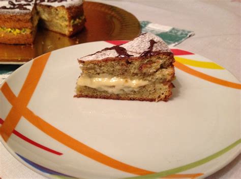 Il pan di spagna al pistacchio è una pasta dolce estremamente soffice e spugnosa di uso molto comune in pasticceria. PAN DI SPAGNA AL PISTACCHIO CON CHIBOUSTE AL CIOCCOLATO BIANCO