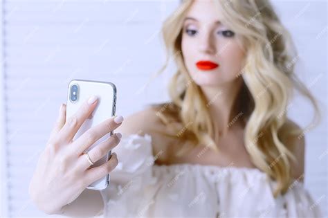 maquillage selfie blonde modèle de maquillage fait selfie au téléphone mode glamour de style