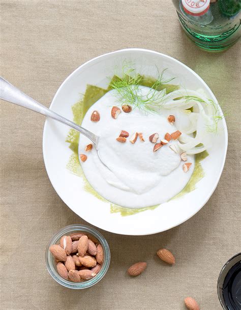 Ces nouilles de riz sauté aux parfums de citronnelle, de gingembre et de noix de coco feront voyager vos papilles gustatives sur une ile paradisiaque. Crème végétarienne de fenouil à l'amande pour 4 personnes ...