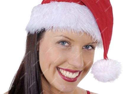 Close De Uma Jovem Adulta Sorridente Com Chapéu De Papai Noel Vermelho Isolado No Fundo Branco