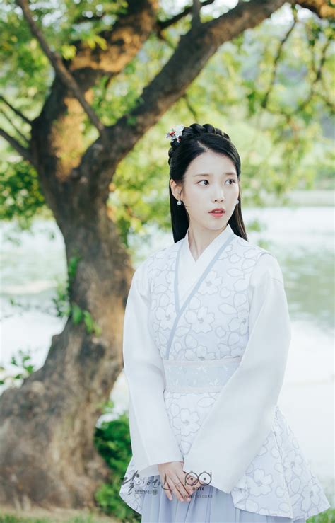Her stage name is derived from the phrase i and you, symbolizing that people can become one through music. IU - K-Pop | page 11 of 201 - Asiachan KPOP Image Board