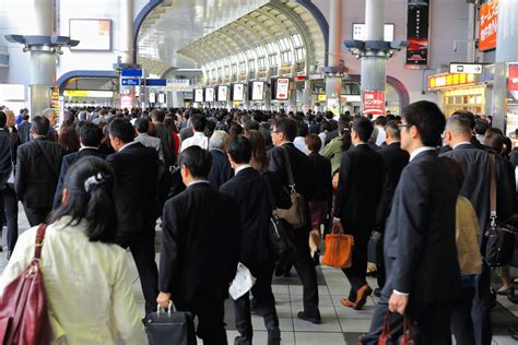通勤ラッシュに赤ちゃん登場「日本は育児に冷たい」の妥当性 文春オンライン