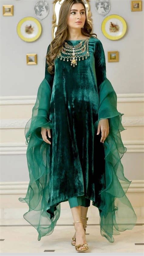 Pin By Shabana Ahmed On Designer Outfits Velvet Pakistani Dress Velvet Dress Designs Indian