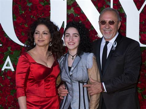 Gloria Estefans Daughter Emily Is Moms Lookalike In New Red Table