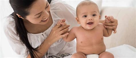 Otak berkembang cepat dalam bulan terakhir ini sehingga proporsi kepala lebih besar dari pada tubuh. Perkembangan Bayi 3 Bulan: Cara Membangun Ikatan Dengan si ...