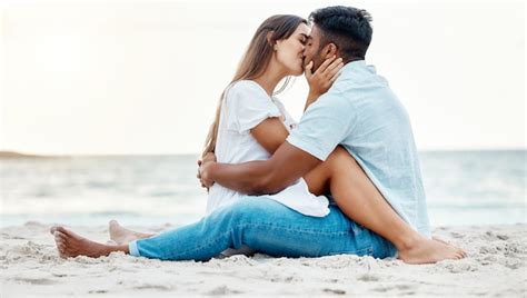 beije a praia e o amor do casal em um encontro para o aniversário do dia dos namorados ou