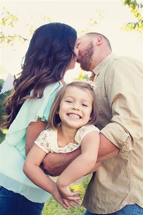 Proud dad ｡ ☆∴｡ * ･ﾟ*｡ in love with music, movies and football. 20 Fun and Creative Family Photo Ideas - Hative