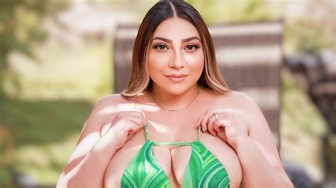 Curvy Model Kristal Heredia Biography Fashion Career Wiki Curvy Outfit Net Worth YouTube