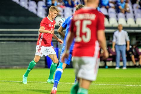 A magyar szurkolók a hősök teréről vonultak a puskás arénához, előtte azonban benedek tibor nevét skandálták. Képeken a Ciprus elleni győzelem