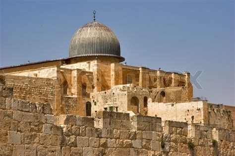 Aqsa — al aqsa steht für: Eine schwarze Kuppel der al-Aqsa Moschee ... | Stockfoto ...