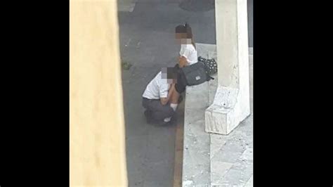 Captan a dos estudiantes practicando sexo oral en plena calle en México FOTO Telemundo