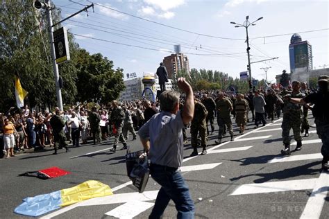 親ロシア派捕虜のウクライナ兵数十人に行進強要 写真5枚 国際ニュースAFPBB News