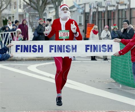 Santas Sprint To The Finish Of Somervilles Jingle Bell Run Boston Herald