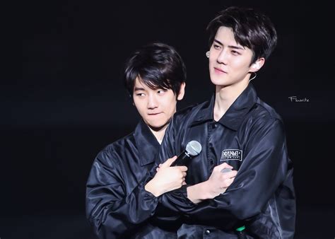Setiap sudut nyaris menjadi obyek menarik buat foto. Bromance Nggemesin Antara Sehun dan Baek Hyun EXO, Jadi ...