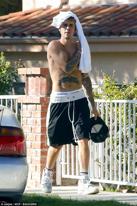 Shirtless Justin Bieber Displays His Muscular Physique FOW NEWS