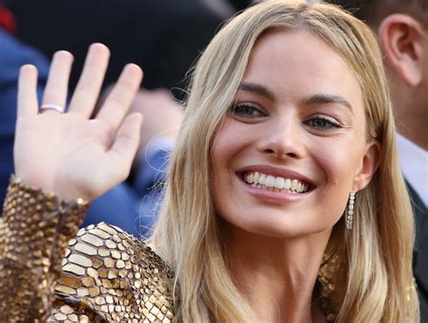 download smile blonde australian actress celebrity margot robbie hd wallpaper