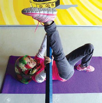 Turunkan badan sehingga kedudukan badan. Senaman kempiskan perut | Harian Metro